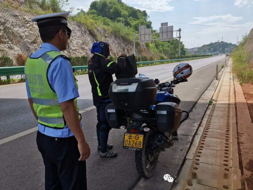 佛系摩托車騎手竟如此在高速公路上休息