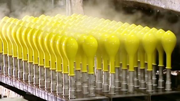 自动化气球生产线,一堆模型往槽里一戳,捞起来扯开就是一个气球