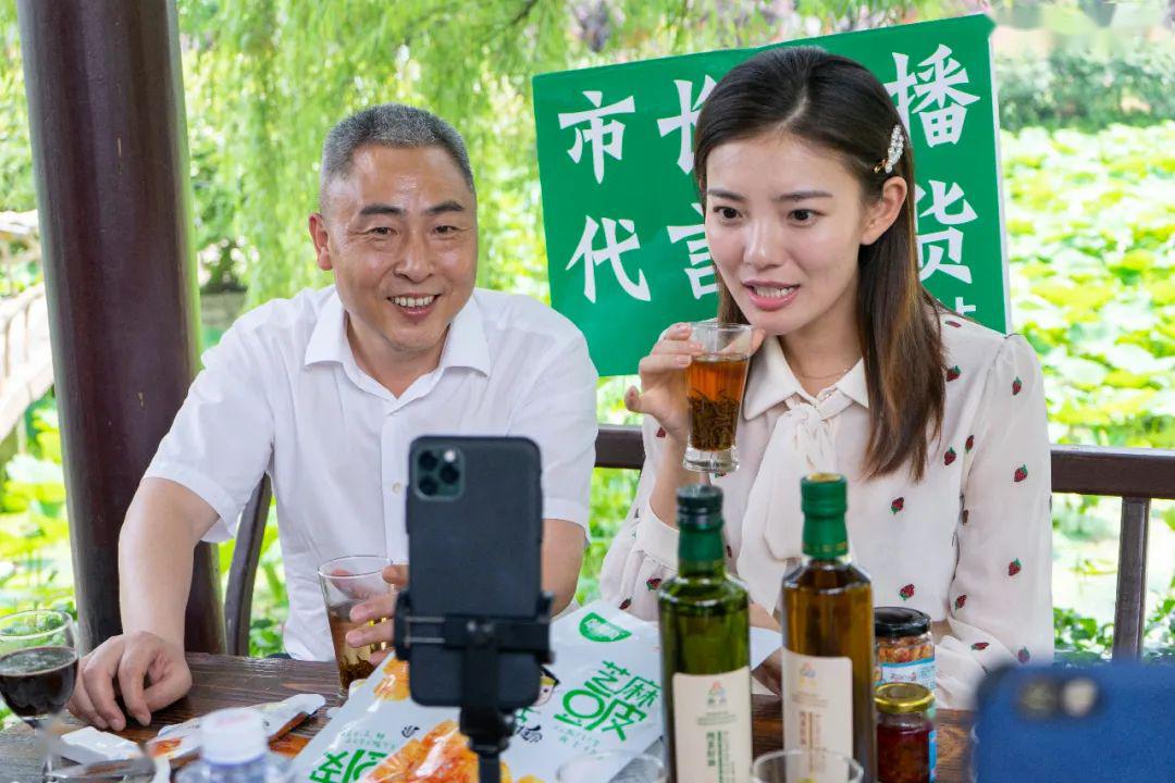 刘杰走进湖南经视快手直播间为涟源特产带货