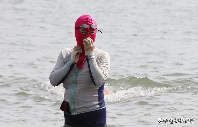 1/ 12 2020年5月26日,市民头戴脸基尼在青岛第一海水浴场游泳