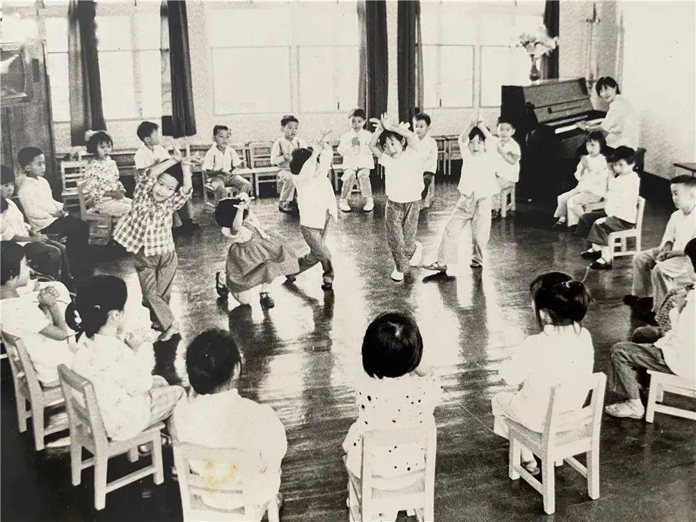 图为1986年普陀区中心幼儿园大班团体操展示.