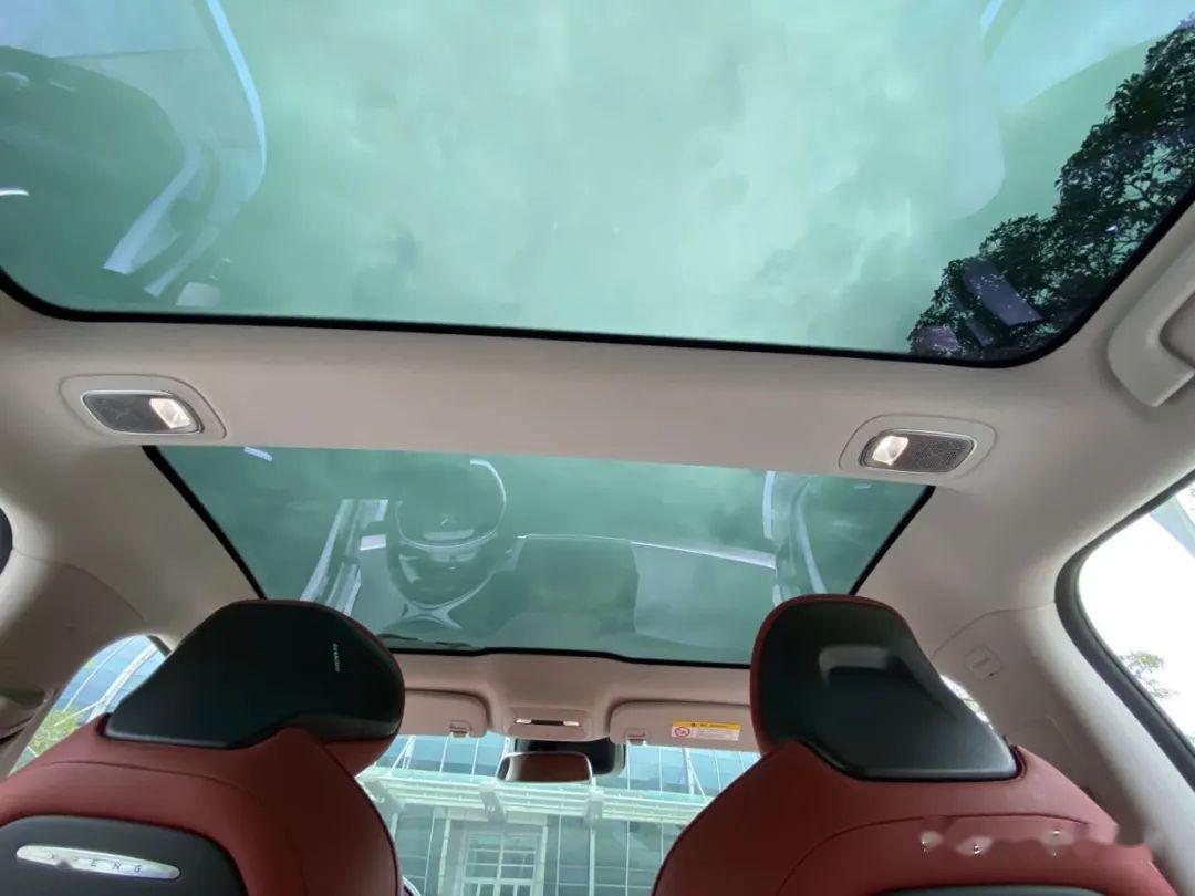 75平方米全玻璃顶天窗可惜没有听成试驾车虽然选装,但软件没给开通车