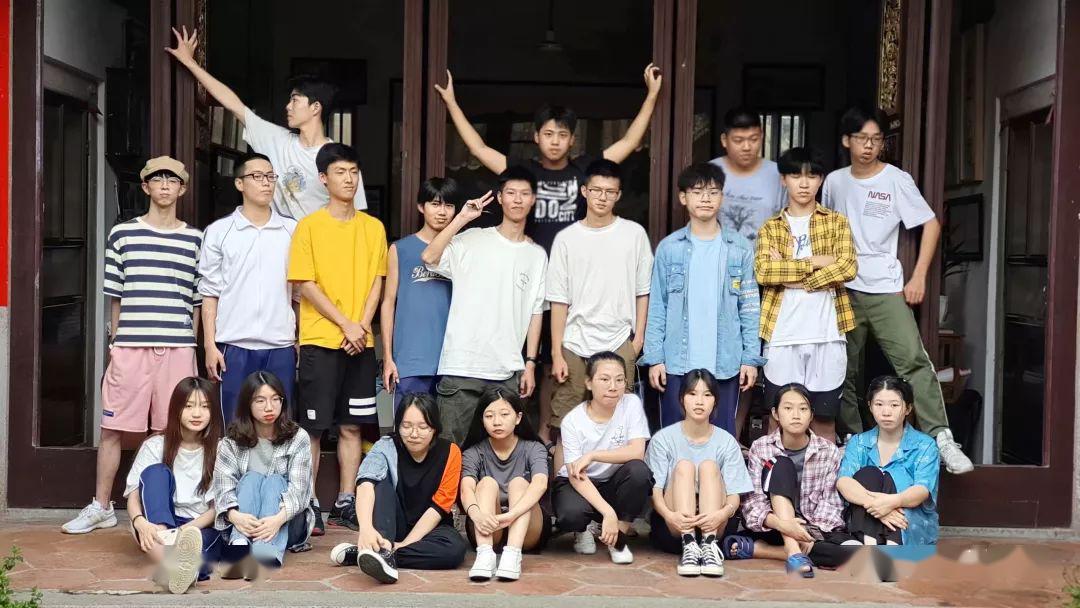 谢易初中学美术生到文园,觅寻艺术之美