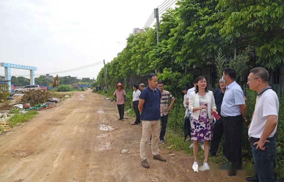 今日(26日)上午,阳春市副市长何梅带领市府办,教育局,发改局,自然