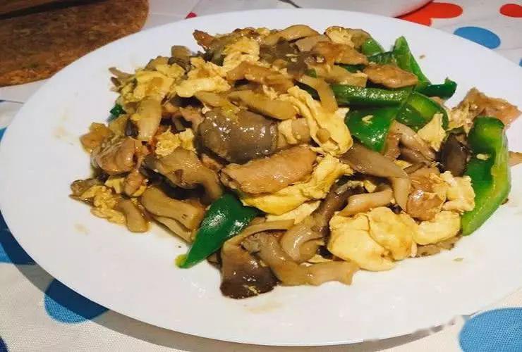 鸡蛋配上这个菌类味道鲜美解馋又不油腻五月极佳的家常菜