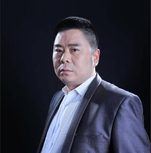 因为家庭贫困,年仅12岁的邹记福辍学了,并跟随老乡