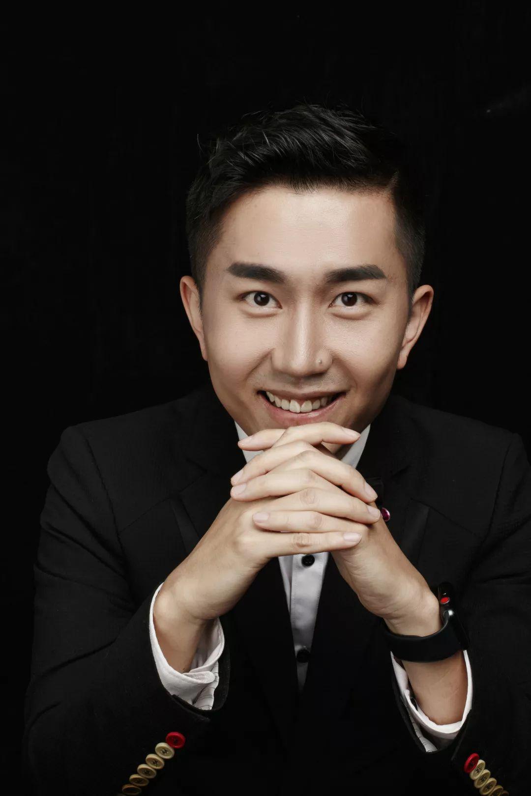 优秀娱乐主播2013开始主持独自策划准备的脱口秀新闻节目《大龙吐槽》