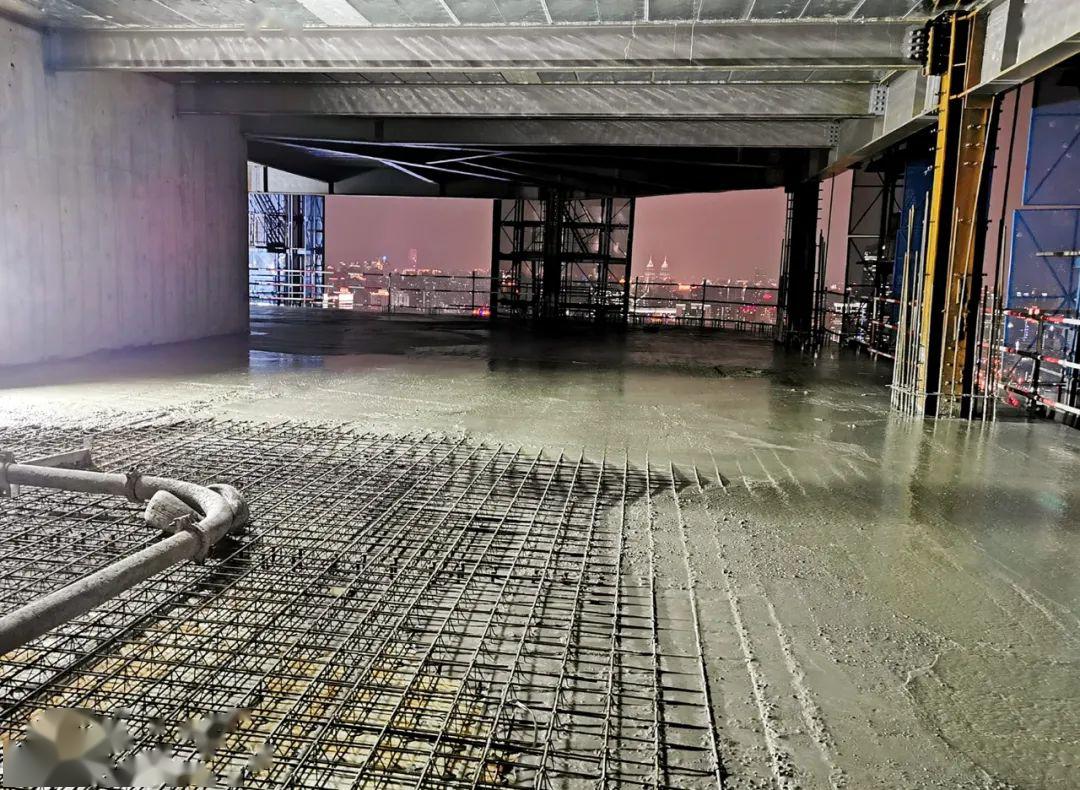 华东公司上海大悦城项目核心筒成功"登顶"_施工