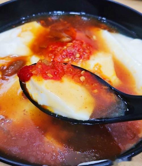 火爆太原的豆腐脑店,豆腐脑既嫩又滑,搭配油条吃味道绝了