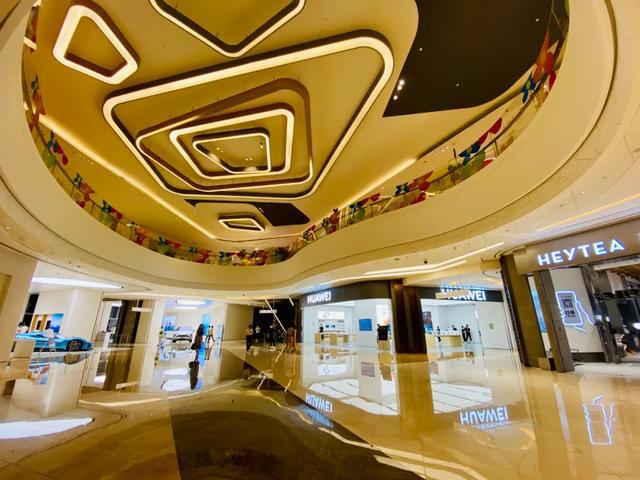 楼下美食云集的pafc mall周围还有各大网红商场及直通香港的福田高铁