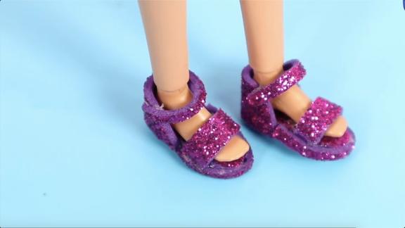 原来用泡沫纸就能给芭比娃娃做凉鞋,方法简单,鞋子很好看哦!