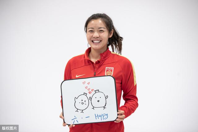 甜甜的祝福!中国女足姑娘拿起画笔,拍摄写真献礼六一