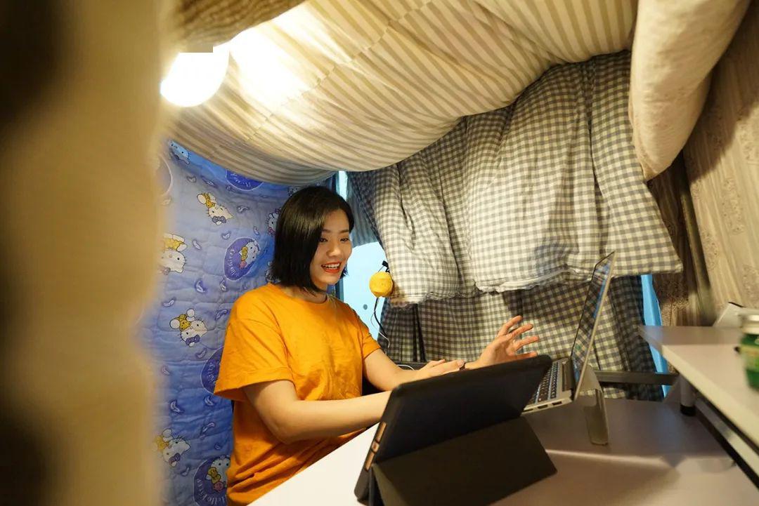 隔空答辩的毕业季中传女主播200元自制棉被录音棚