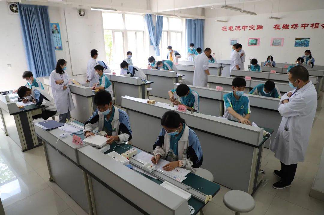 西安经开第二中学顺利完成2020年高中学业水平理化生实验操作考试