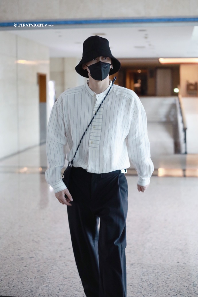 李易峰横店出发饭拍来袭 今天是条纹衬衫清新校草!