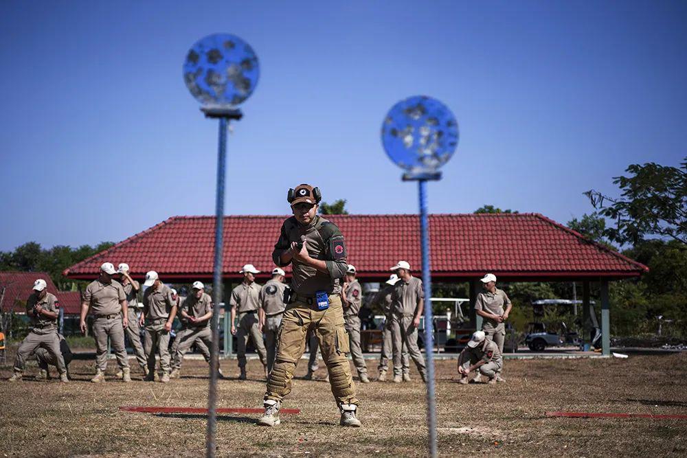 2018年12月24日,老挝万象,保镖训练生进行持枪训练.