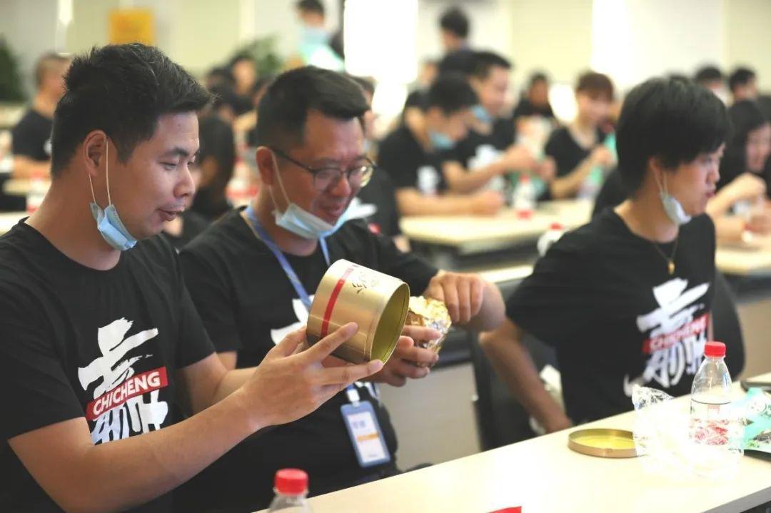 这家公司要求我们一边嗑瓜子一边开会