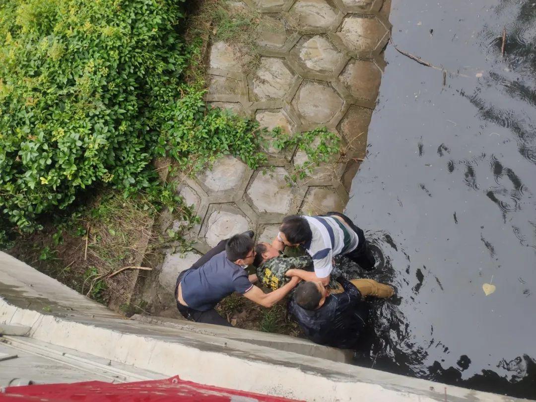 突发一人被撞落水