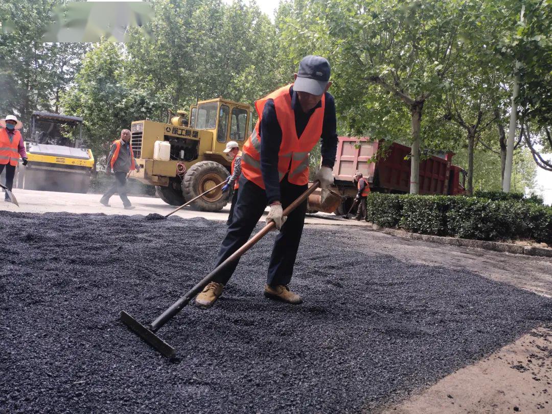 肥城高新区:修复破损道路,保障居民出行