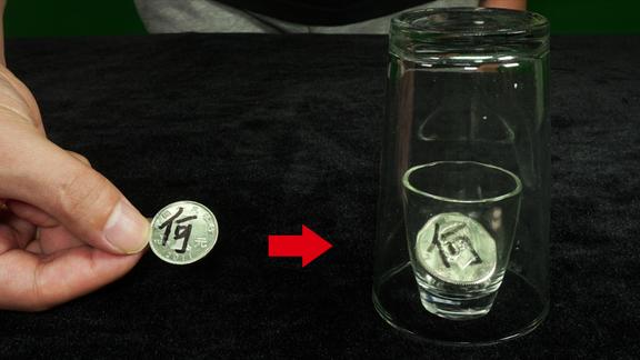 春晚魔术刘谦表演过的签名硬币进杯子10倍慢镜头也看不出破绽