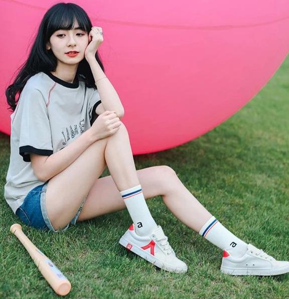 女明星们竟然用小白鞋搭配礼裙,还挺好看是怎么回事?