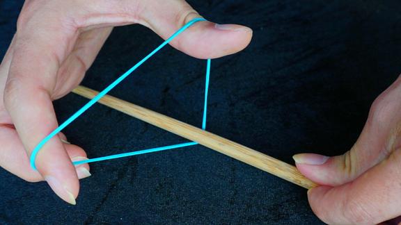橡皮筋隔空穿过筷子纯手法小魔术揭秘后我服了