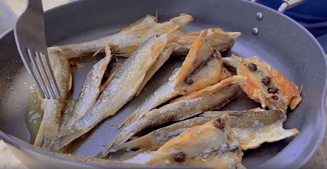 野外食堂听到滋滋响就让人流口水的油煎小穿鱼已出锅