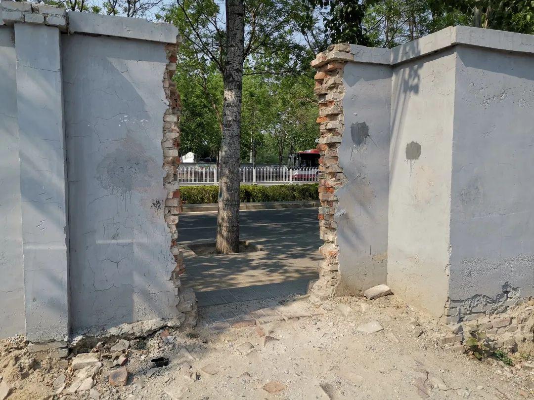 北京这里一堵围墙拦了"断头"路!5000多户居民穿行全靠钻?