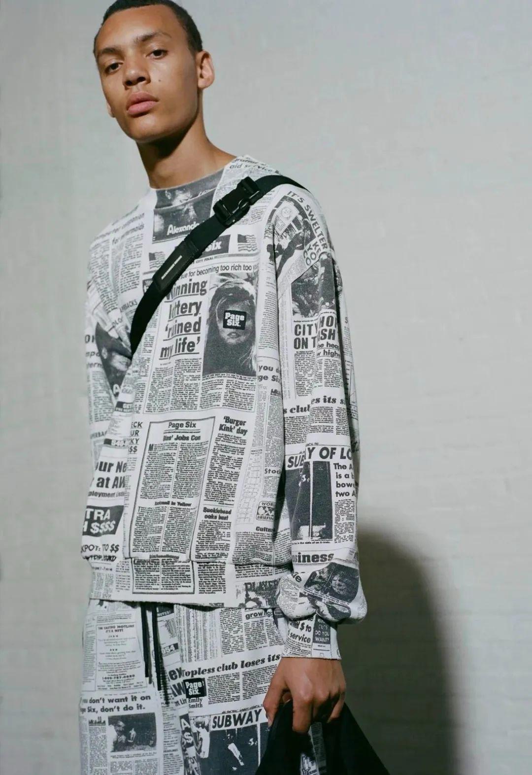 在服装设计中,报纸印花这一经典元素将排列整齐的黑白色调纵横交错