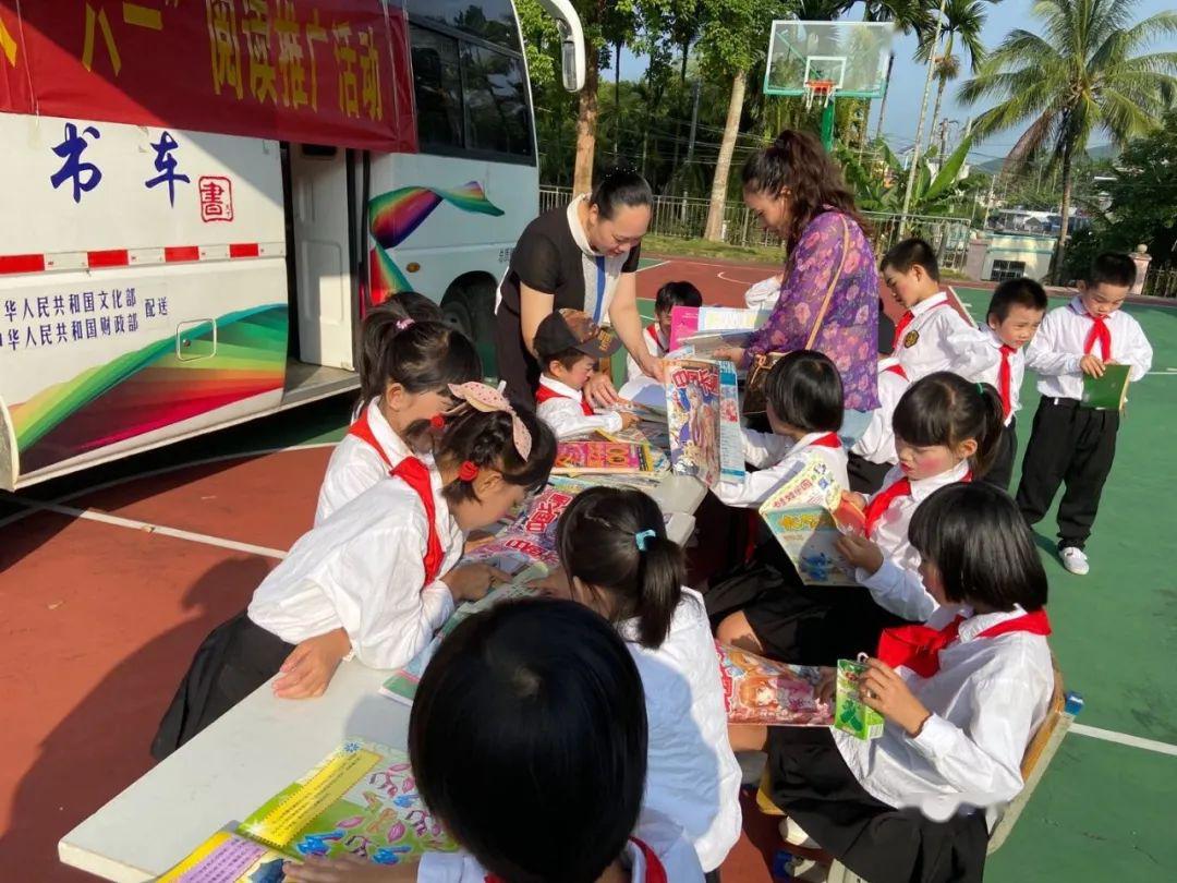 五指山市图书馆福关村支馆揭牌暨图书捐赠仪式及开展"庆六一"阅读推广