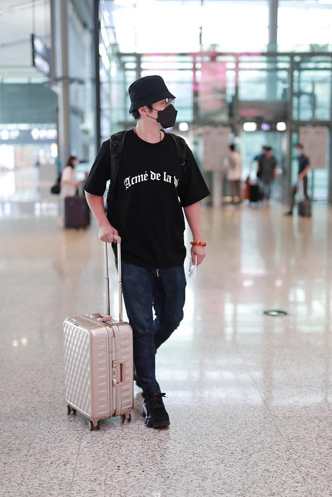 41岁严屹宽机场照,皮肤状态媲美小鲜肉,颜值吊打同期"天涯四美"