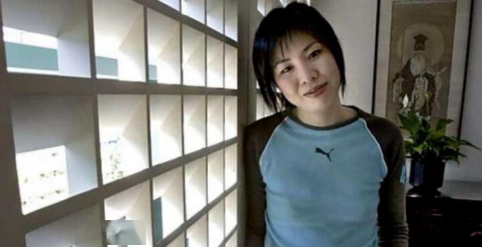 她的首部电影是2004 年由陈冲,杨雅慧,陈凌主演的《面子》(saving