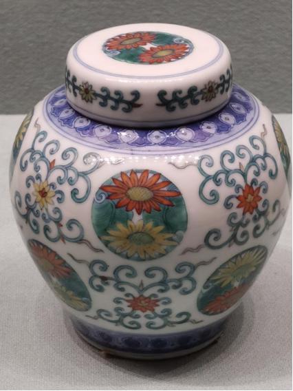 斗彩团花纹盖碗 清-道光(1821-1850)