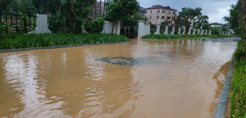 突下暴雨,深圳多處水浸!有車被泡,路人被困!而明天