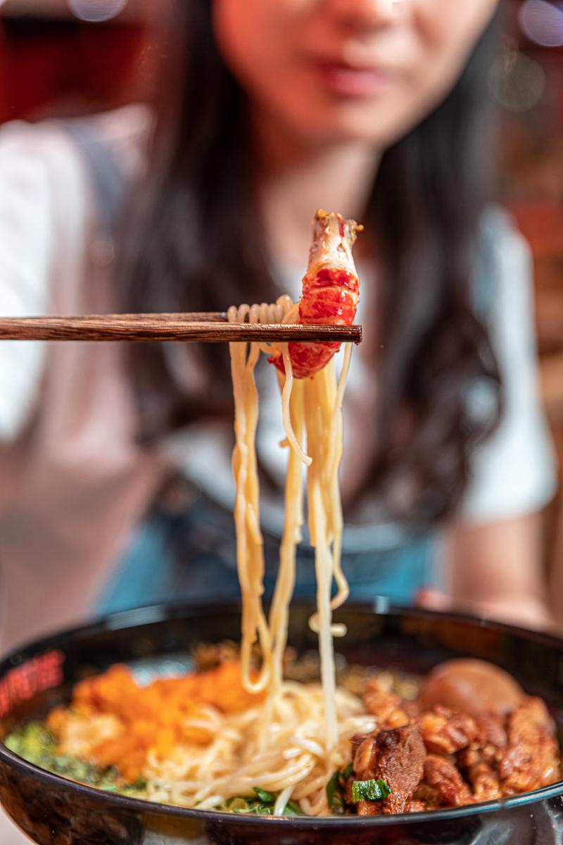 新店美女如云,喝米线,嗦龙虾,干啤酒…爽翻!