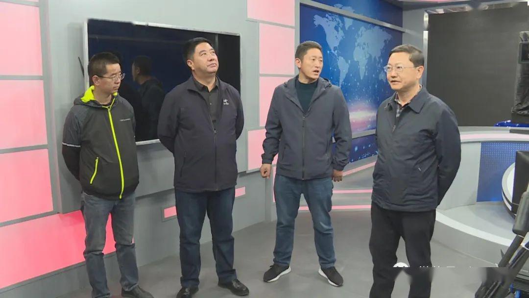 时讯省广电局党组成员副局长陈德金赴我县融媒体中心调研广播电视工作