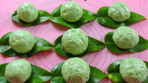 很多四川人肯定都吃过棉花草馍馍清香软糯小时候的味道