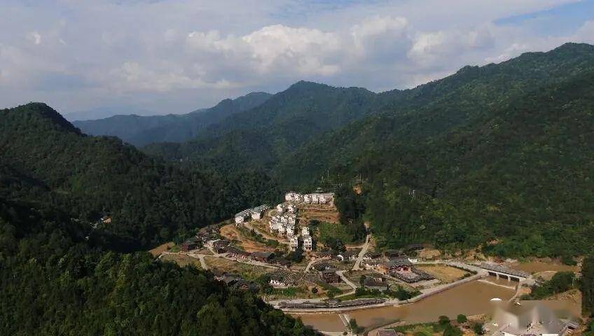 近日,郴州市宜章县莽山瑶族乡西岭村跳石子组的3位瑶族同胞来到千年