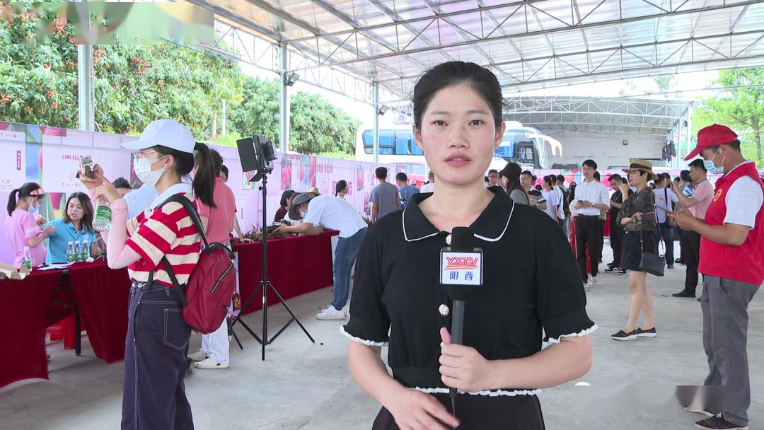 关英芬在仪式上致辞.