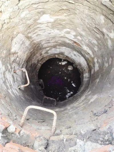 厦门一工人不慎掉入7米深孔井,大腿受伤无法起身,结果.