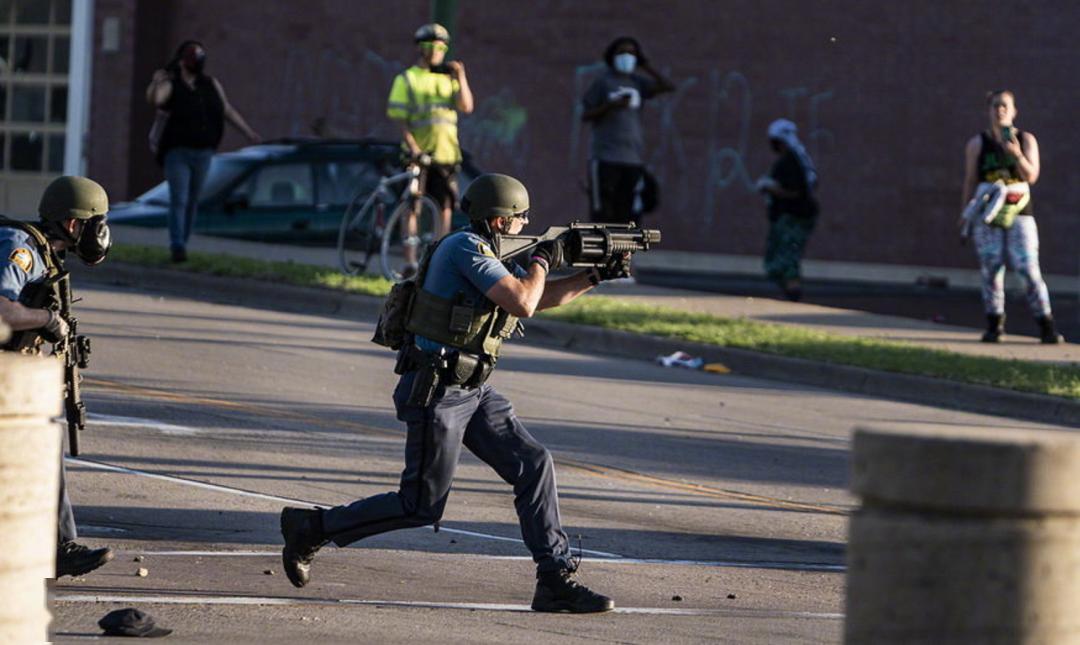 抗议警察的暴行,美国总统却宣布他们是暴徒,警察和国民警卫队可以开枪