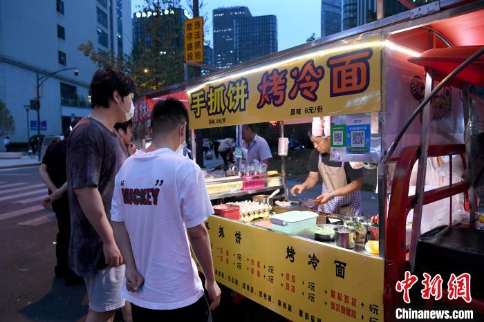 探访成都"小夜市":地摊经济助力疫后经济恢复