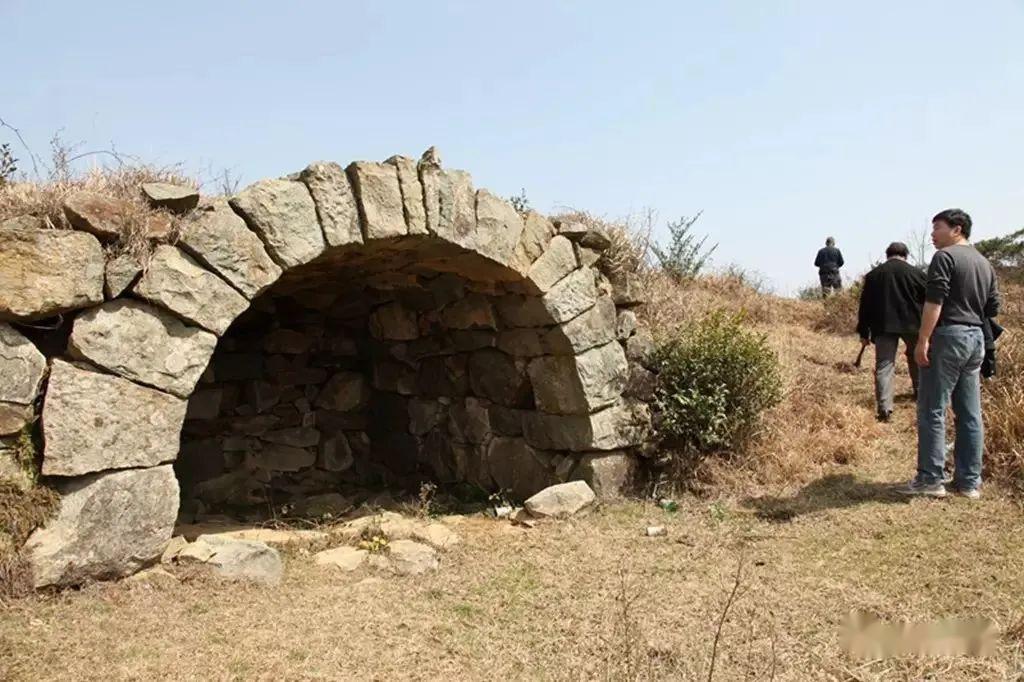 相相宁海还有几座象样点的路廊中