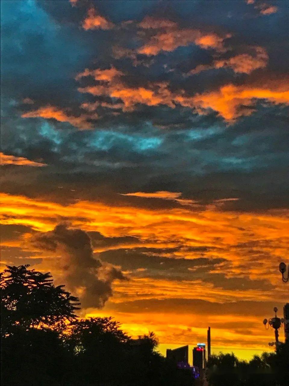 带来了别样的风景给嘉峪关这座美丽的小城红彤彤的似火,美轮美奂晚霞