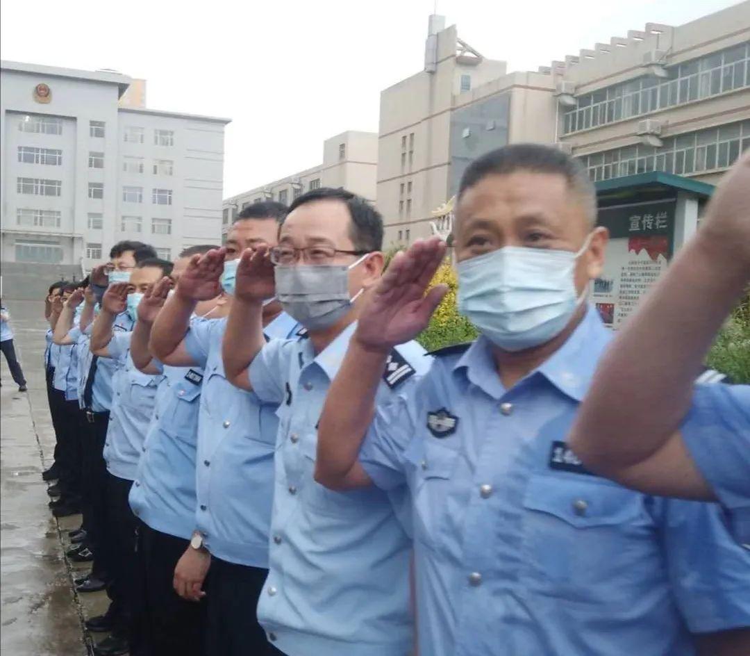 监狱长冀贵明目送下但换防的信心丝毫没有动摇虽然下着雨,我们