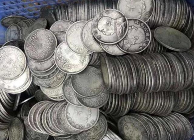 青海女子挖出六万枚银元千枚银锭,主动上交,获500元奖励