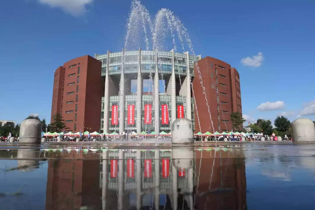 "全国最美的50座大学图书馆"之一沈航的图书馆2不仅仅是因为地处古都