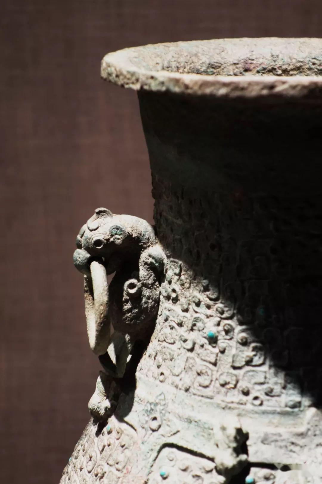 从三星堆横肉人面到战国虎踞铜淳于成都博物馆青铜器上篇