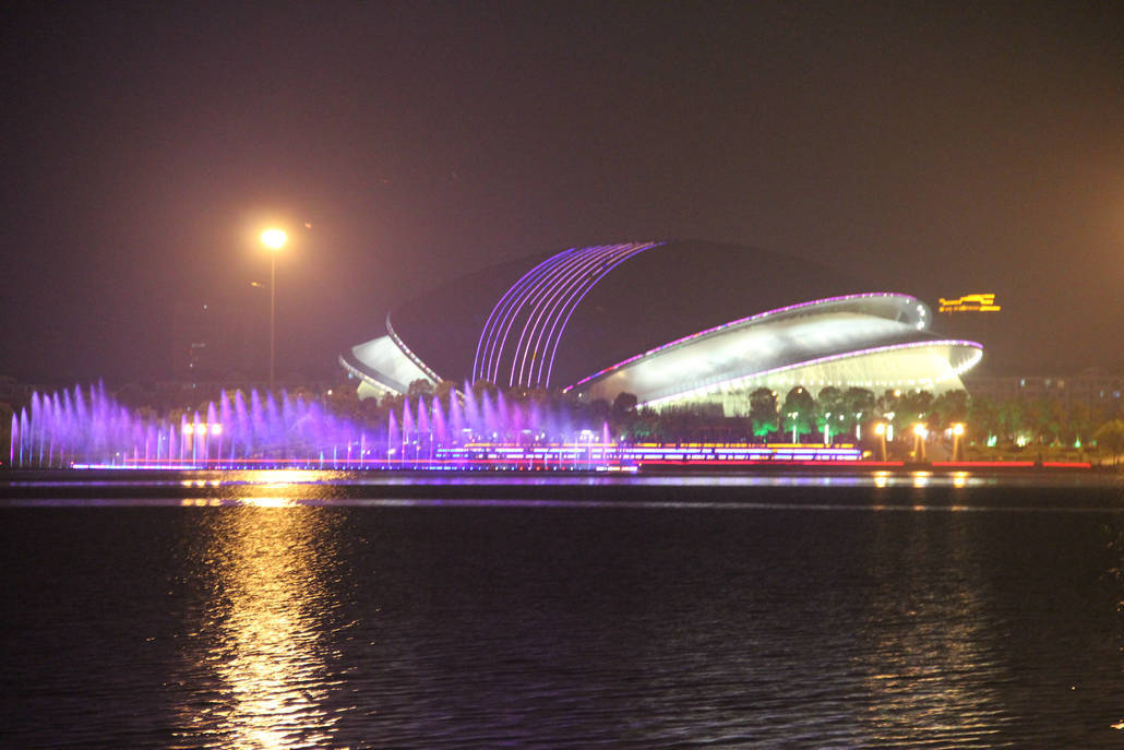 临海灵湖夜景航拍,带你换个角度飞跃灵湖看音乐喷泉和临海的美