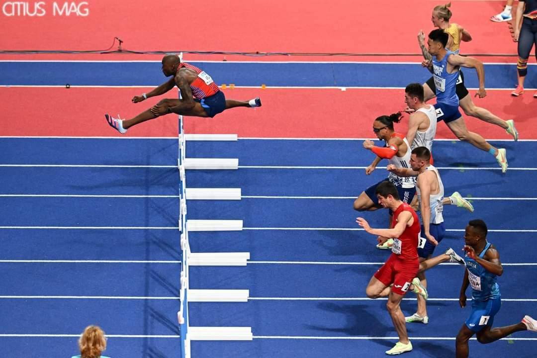 栏王霍洛威7.29秒追平世界纪录再添一金